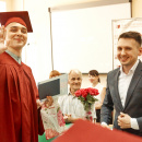 Директор колледжа Аллабян Максим Геннадьевич с выпуском во время вручения диплома
