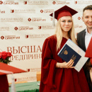 Директор колледжа Аллабян Максим Геннадьевич с выпускницей Романовой Анной во время вручения диплома