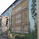 Студенты колледжа работают над росписью фасада здания